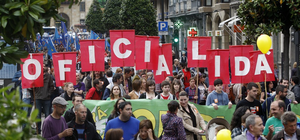 En Asturias la reclamación de oficialidad para la lengua asturiana y el gallego-asturiano que se habla en el Occidente se mantiene en la calle desde hace décadas. Foto / Pablo Lorenzana.