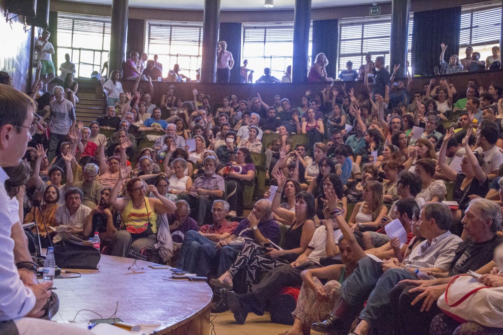 Numerosas personas levantan las manos en el encuentro de Podemos celebrado el pasado sábado en la Facultad de Filosofía de Madrid.