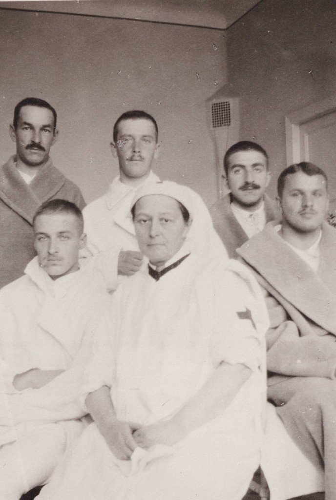 Vera Ignatievna Gedroitz rodeada de pacientes en el hospital.
