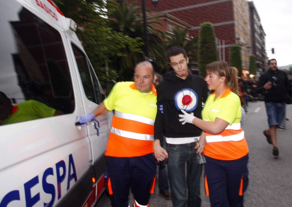 Los servicios sanitarios atienden al herido por la carga policial. Foto / Pablo Lorenzana.