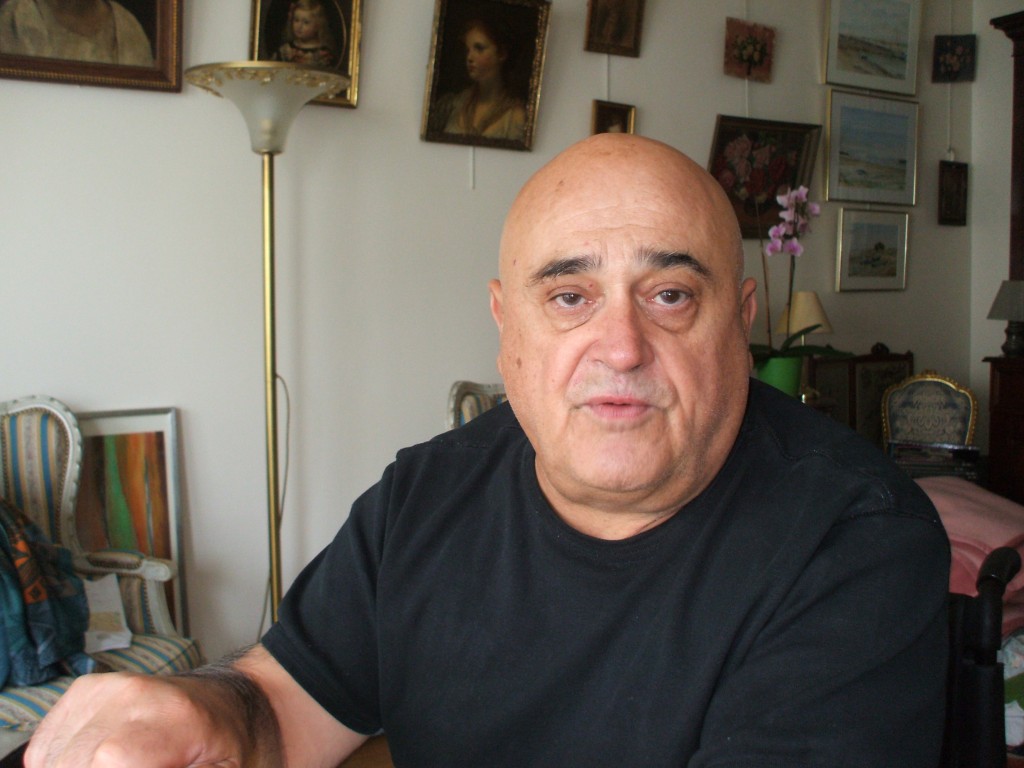 Alain Pecunia en la actualidad en su casa en París.