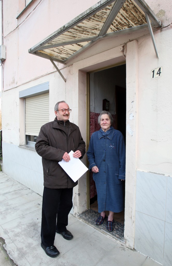 José Marcos León y su madre, Julia Martínez, últimos inquilinos de las viviendas de Ferreros en Oviedo. Foto / Alex Piña.