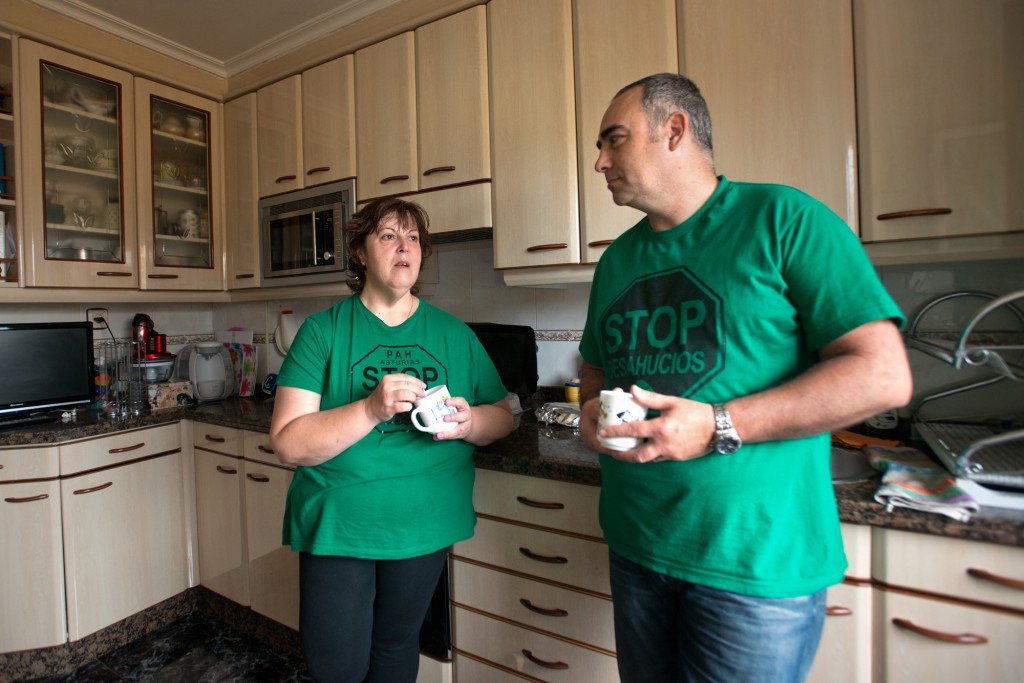 Ignacio Hernanz y su mujer, Mónica Celemín, en su piso en Gijón. Foto / Iván Martínez.