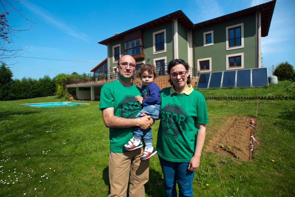 Marcos Álvarez, su mujer, Mónica Franco, y su hijo Telmo. Foto / Iván Martínez.