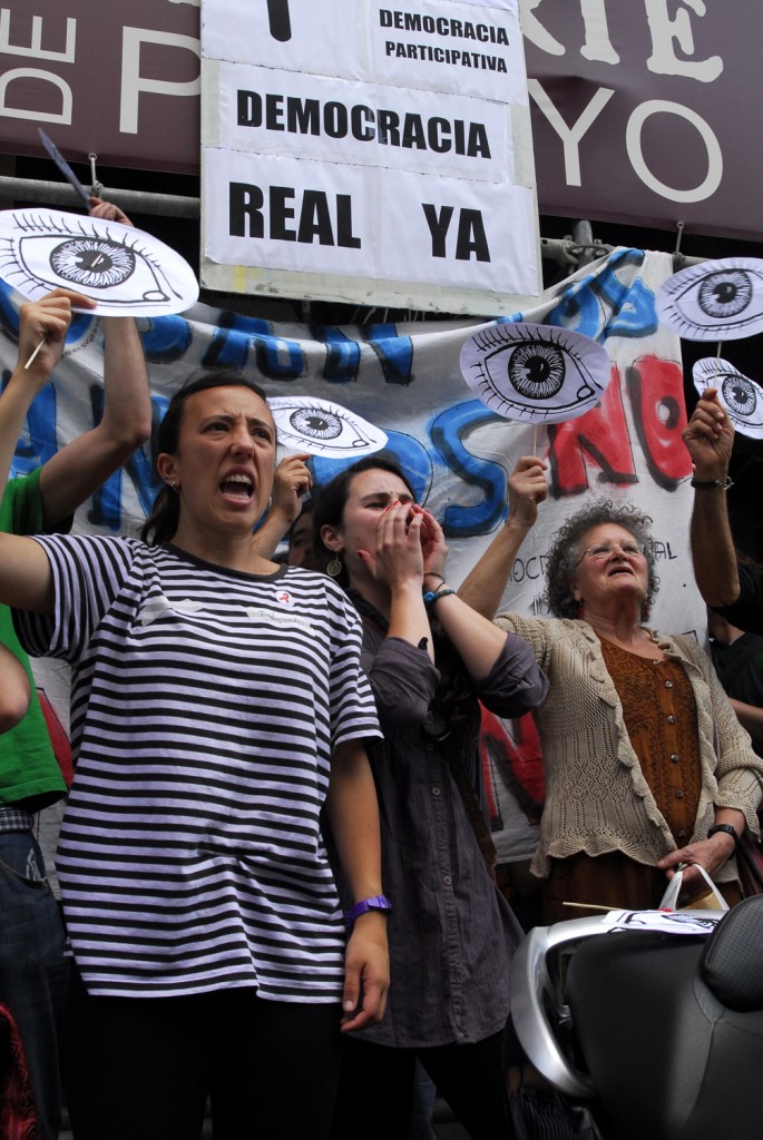 Manifestantes frente a la Junta General del Principado. Foto / María Arce.
