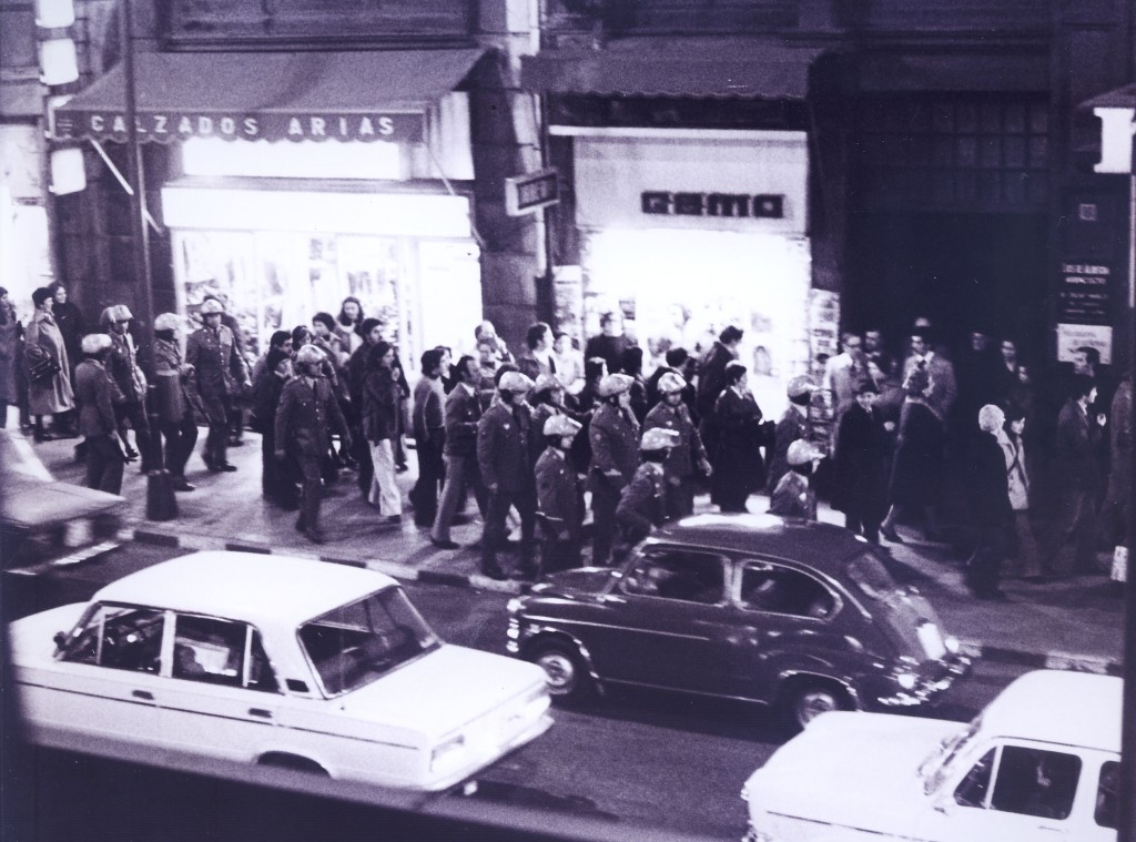 Despliegue policial ante un intento de manifestación en Oviedo en febrero de 1976. Foto / Nebot - Archivo Fundación Juan Muñiz Zapico.