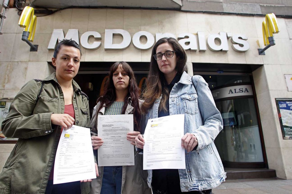 Carmen Díaz, Marta Fernández y Nadia Gutiérrez, representantes del personal llaboral del McDonald's n'Uviéu. Foto / Pablo Lorenzana.