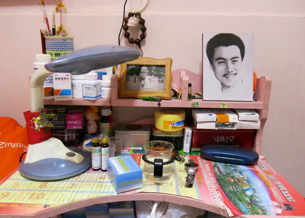 Los medicamentos se agolpan en la casa de Qi Zhiyong, que tiene muy deteriorada su salud. Foto / Rita Álvarez Tudela.