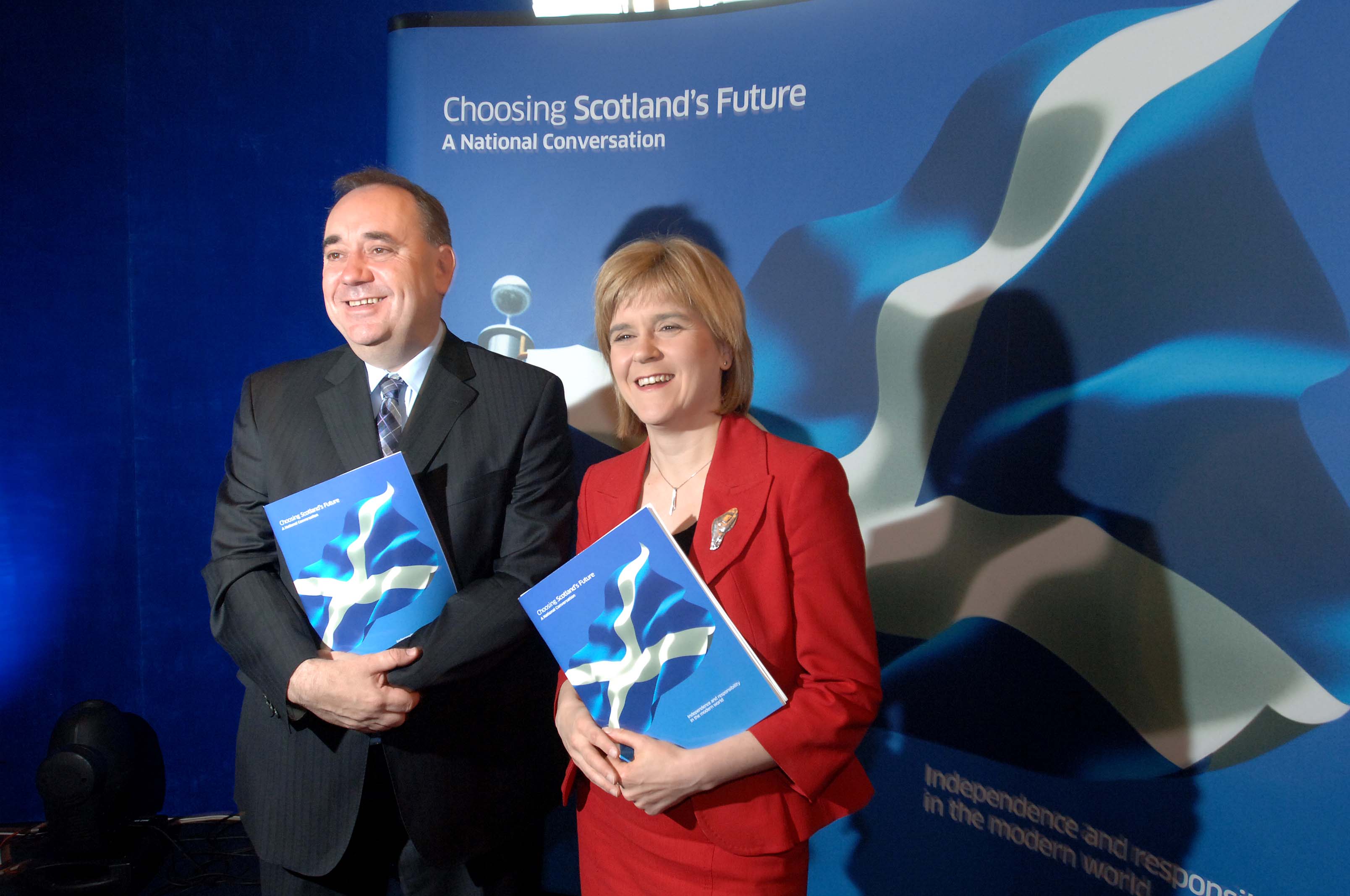 El primer ministro escocés Alex Salmond y su viceprimera ministra durante el anuncio del referéndum en 2007. Foto / Chris Watt.