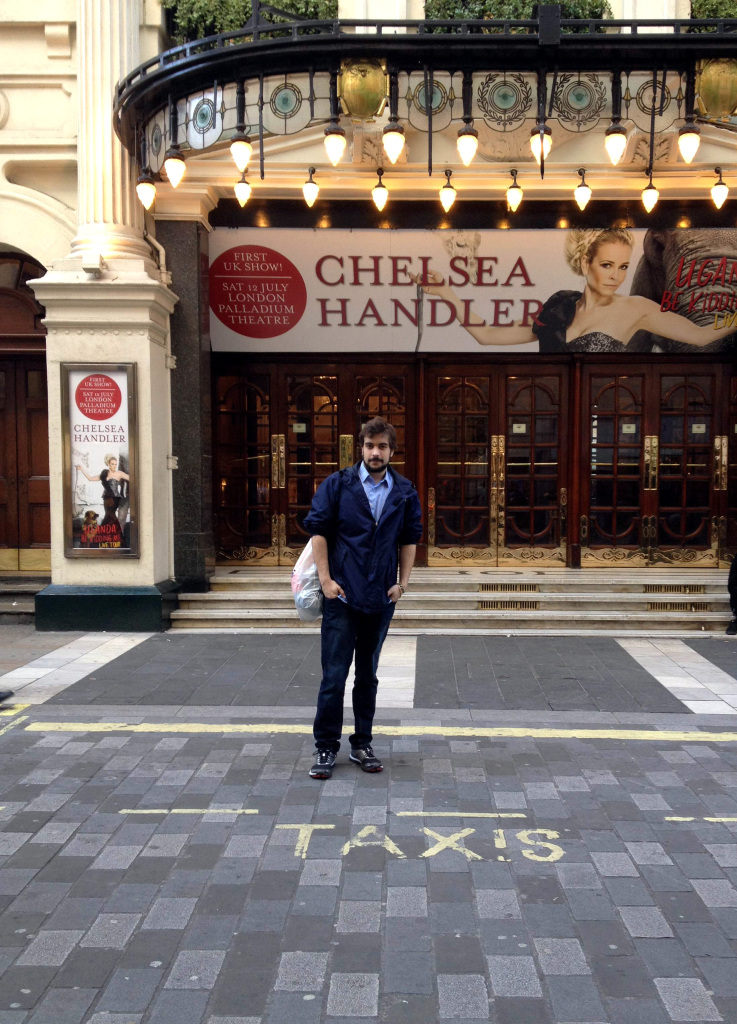 Javier García, de Gijón, ante el Teatro Palladium de Londres, donde reside.
