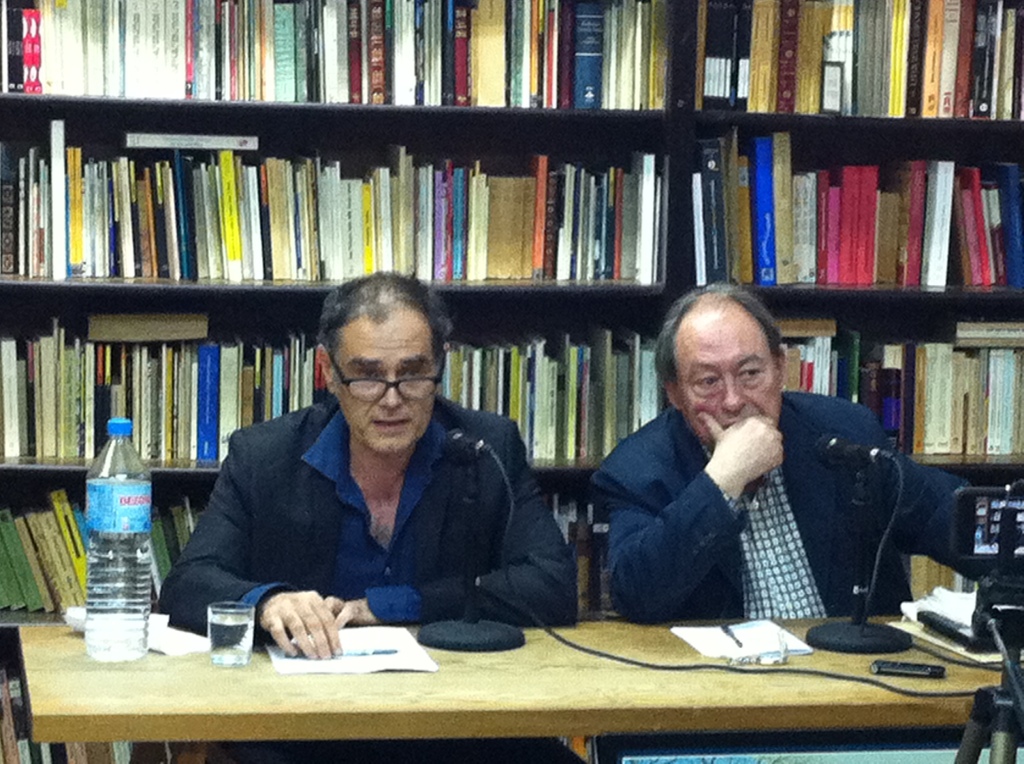 Javier Pérez Andújar y Gregorio Morán durante la presentación ayer en la librería Taifa de Barcelona. Foto / Steven Forti.