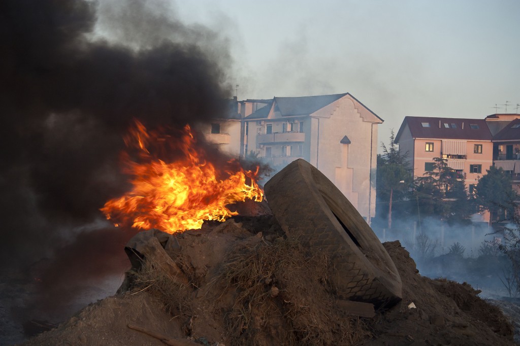 En Nápoles no se entierran los residuos, sino que se queman, y las hogueras envenenan el ambiente y a los vecinos. Foto / Mauro Pagnano.