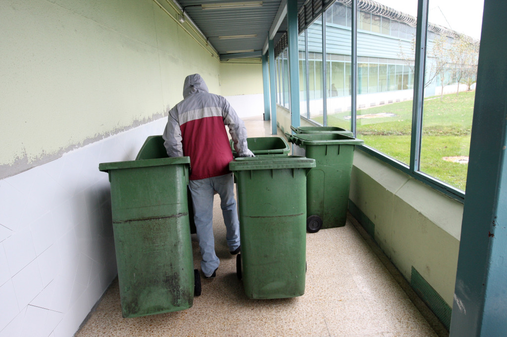 Muchos presos no solo realizan trabajos domésticos en la cárcel. Del que hacen para fuera apenas obtienen beneficios. Foto / Pablo Nosti.