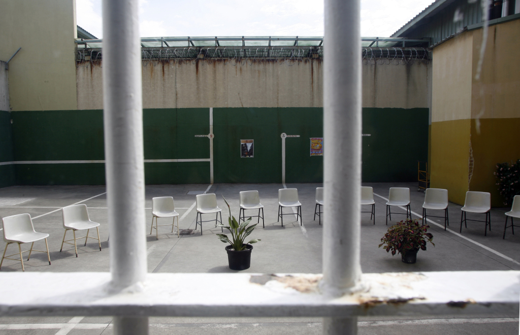 Sillas en un patio de la cárcel de Villabona. El Corte Inglés es el gran suministrador de material a las prisiones, donde tiene mano de obra muy barata. Foto / Mario Rojas.