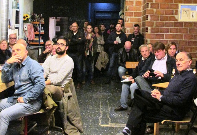 Numeroso público acudió al acto de Oviedo .