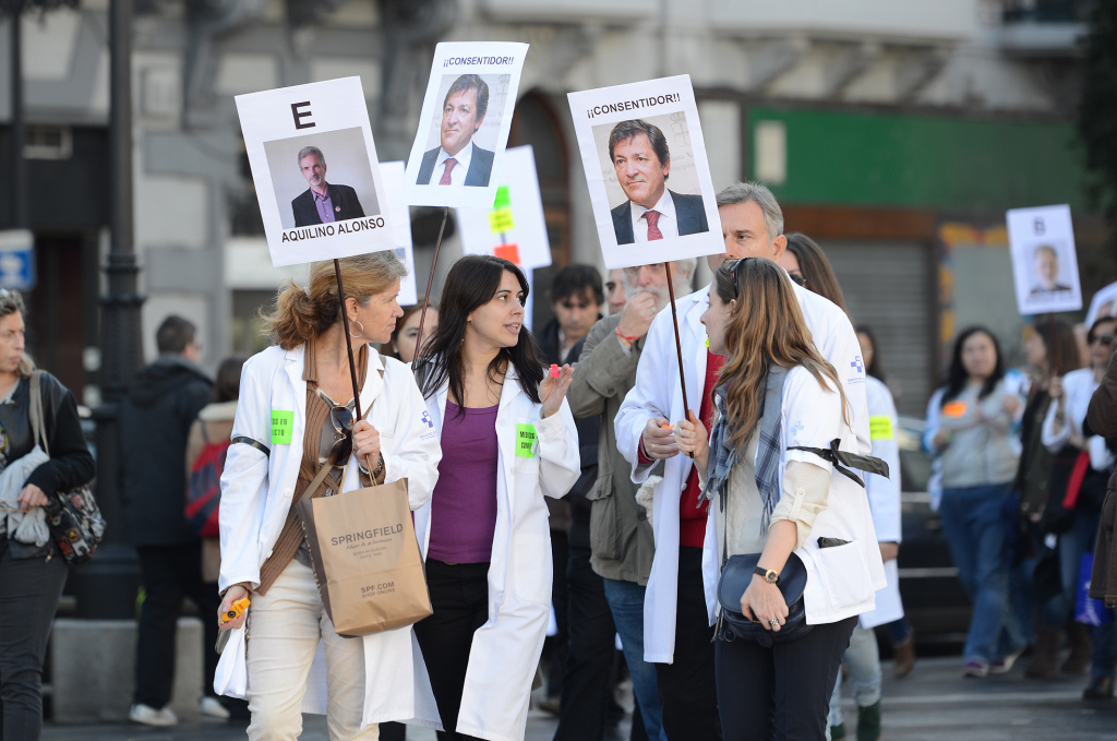 Médicos manifestándose en Oviedo contra el Gobierno autonómico. Foto / Iván Martínez.