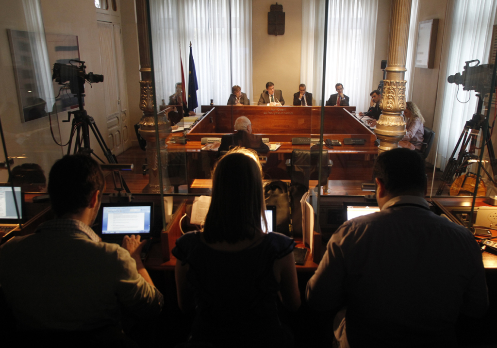 Periodistas trabajando con sus ordenadores en la Junta General del Principado. Foto / Mario Rojas.