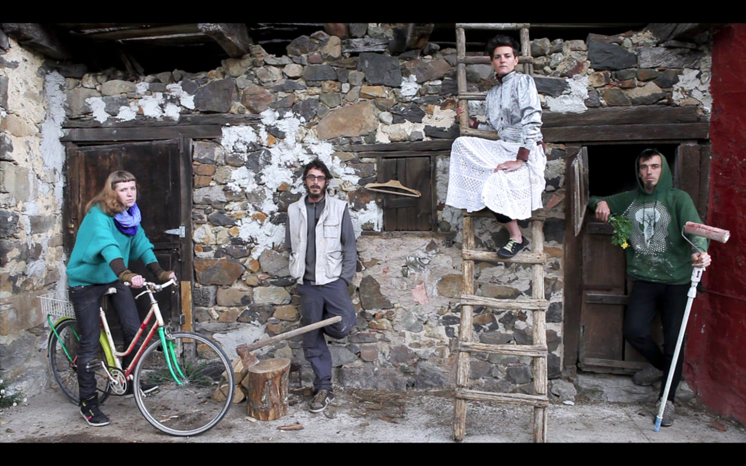 Los componentes de Re.colectivo en una captura fotográfica del vídeo "Nuevos pobladores del Medio Rural", de Noé Baranda, Cabranes, 2012.
