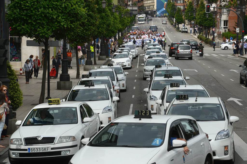 Manifestación de taxistas en Oviedo tras la apertura del nuevo HUCA. Foto / Iván Martínez.