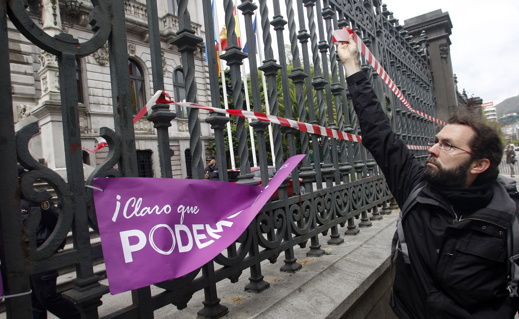 Emilio León ante la Junta General del Principado en el cierre de la campaña electoral de Podemos en las pasadas elecciones europeas. Foto / Pablo Lorenzana.