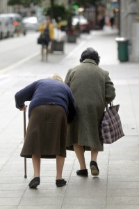 Dos ancianas en Oviedo. Foto / Mario Rojas.