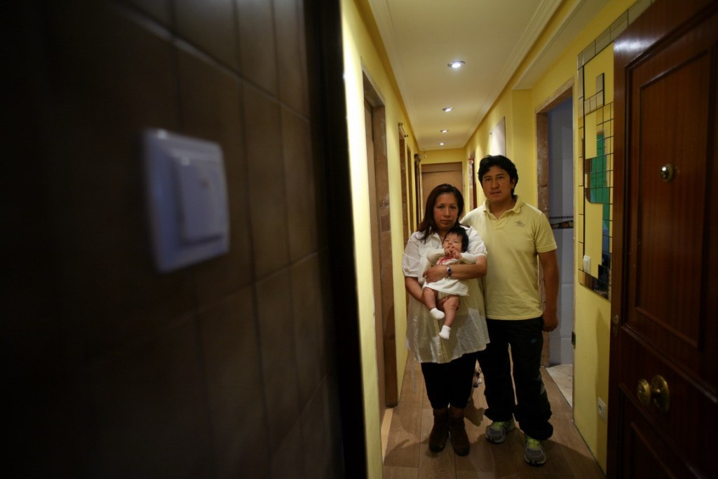 Una familia momentos antes de ser desahuciada de su casa de Oviedo. Foto / Pablo Lorenzana.