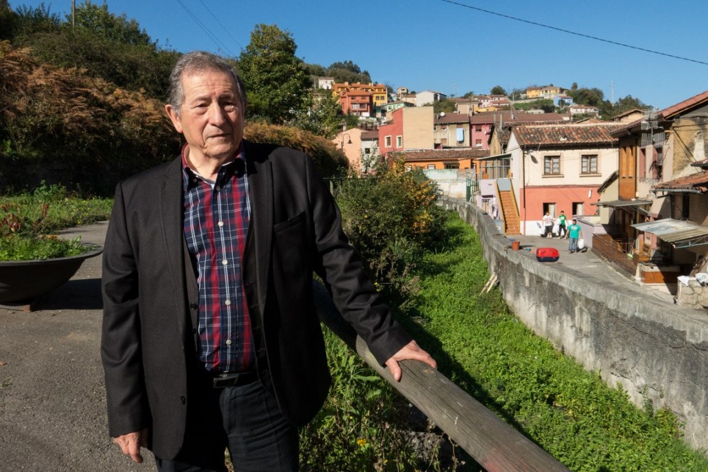Luis Felgueroso en la calle de Sama donde sufrió las expropiaciones. Foto / Fernando Rodríguez.