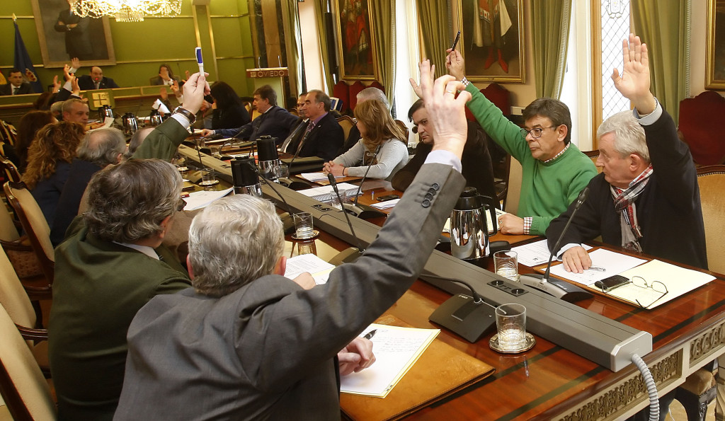 Aprobación de los presupuestos municipales en Oviedo por el pacto entre el PP e IU. Los tres concejales de la coalición votando a favor. Foto / Pablo Lorenzana.