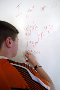 Un alumno en un colegio bilingüe asturiano. Foto / Pablo Lorenzana.