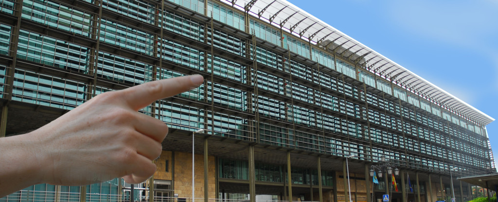 Un dedo apunta al edificio que alberga en Oviedo a varias Consejerías del Principado.