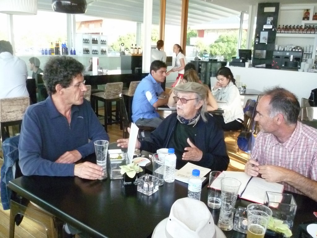Líber Forti en 2012 en Asturias con el autor de este artículo a su izquierda y el escritor Braulio García Noriega (T. S. Norio) a su derecha.