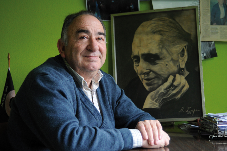 Ricardo González Argüelles en su despacho de la sede de IU en Mieres, donde es secretario de organización. Foto / Fernando Geijo.
