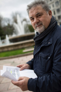 Salvador Fernández con las facturas de las estancias gratuitas de sindicalistas en hoteles del Montepío minero. Foto / Irma Collin.