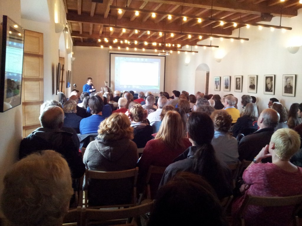 La Casa de la Cultura de Llanes se abarrotó para presenciar la mesa redonda.