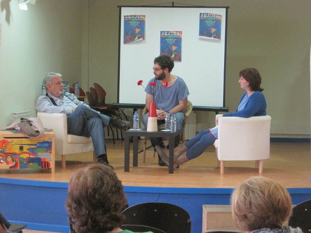 Iñaki Errazkin, Diego Díaz y Elena Plaza en la mesa de debate de la feria del libro Amauta.