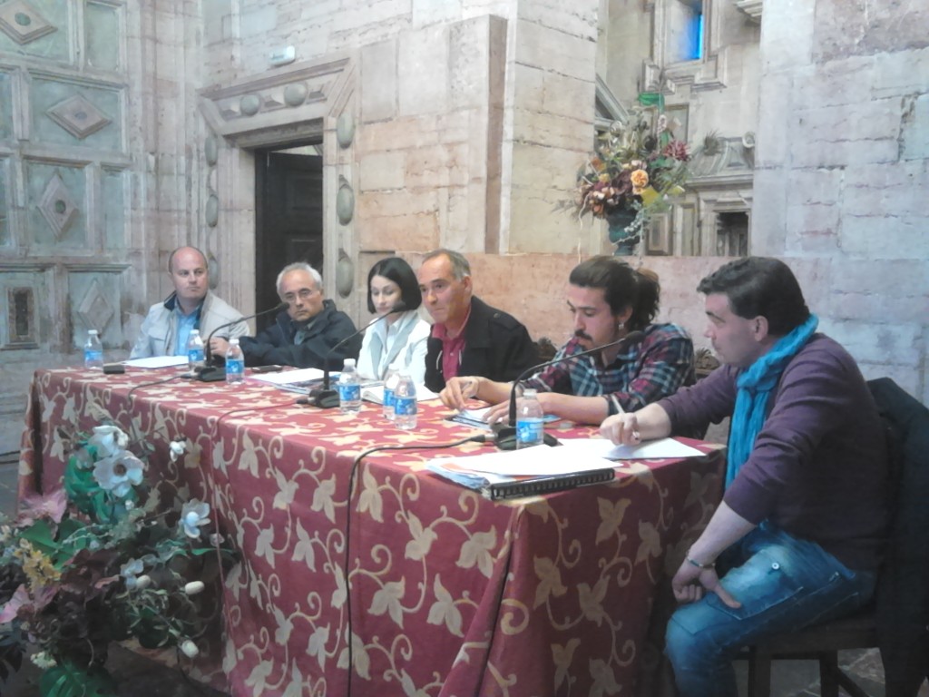 Xuan Cándano moderó el debate en Grao entre los candidatos del Occidente de Asturias.