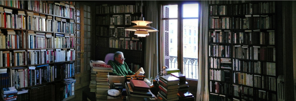 Xavier Vinader en su casa de Barcelona. Foto / Edouard Golbin.