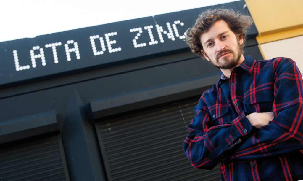 José Álvarez a la puerta de Lata de Zinc, mucho más que un bar. Foto / Pablo Lorenzana.