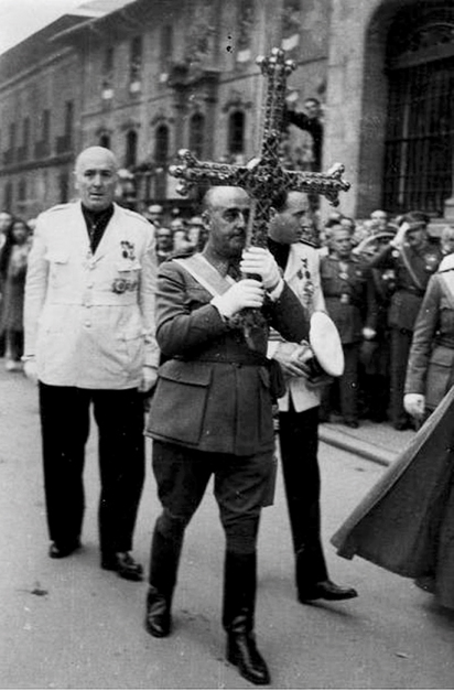 Franco porta la Cruz de la Victoria en 1942. La precipitada restauración de entonces se hizo de forma chapucera.