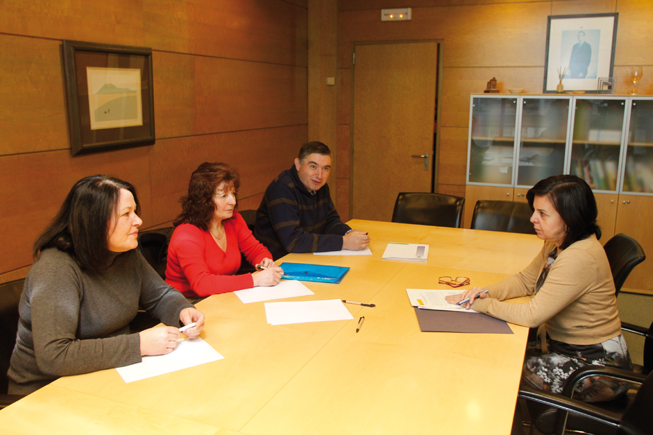 Los secretarios generales de Asaja Asturias, COAG Asturias y UCA cola conseyera de Desarrollo Rural, María Jesús Álvarez. Semeya / Mario Rojas.