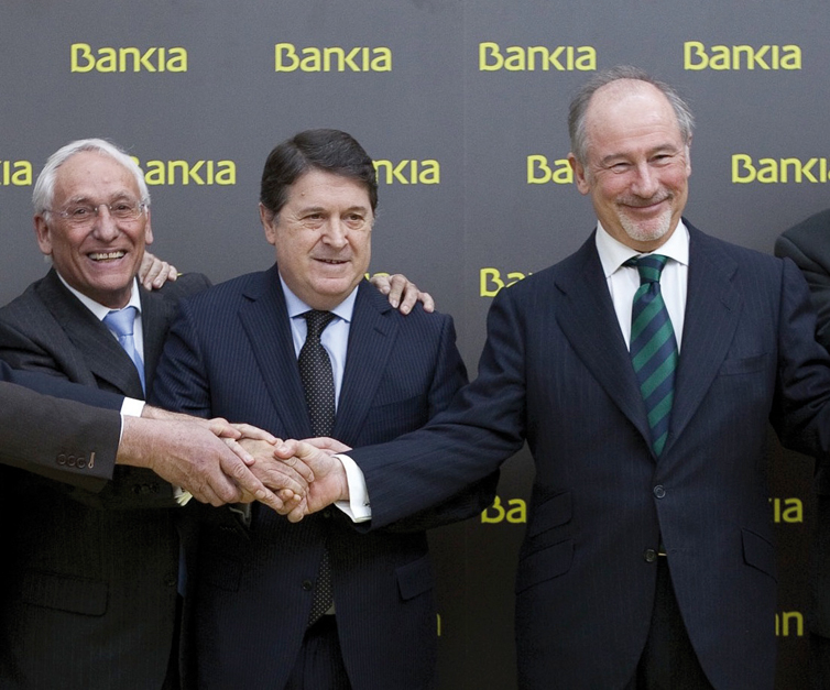Rodrigo Rato celebra con José Luis Olivas la fusión entre Bankia y Bancaja. Foto / Apabank.