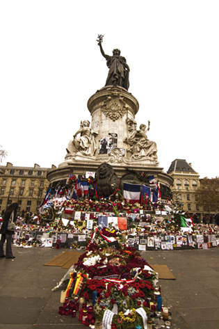 La plaza de la República de París un mes después de los atentados. Foto / Patricio Zambrano.
