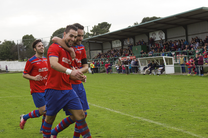Xugadores del Ceares festexando un gol en La Cruz. Semeya /Vázquez.