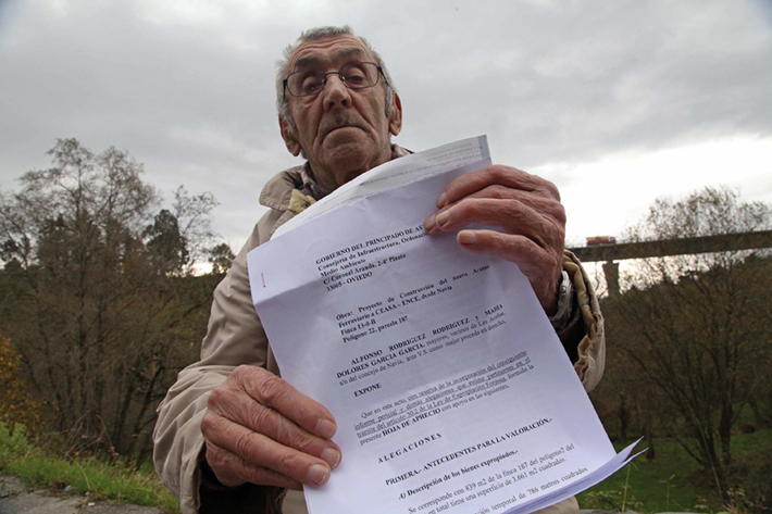 Alfonso Rodríguez, uno de los expropiados, muestra el recurso planteado al Priincipado por el coste de sus terrenos. Foto / Sergio López.