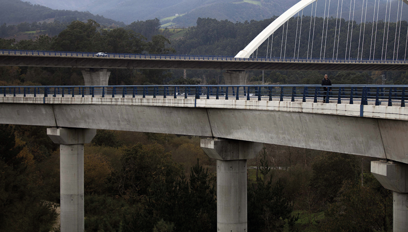 Uno de los viaductos levantados para el ramal. Al fondo, la autovía. Foto / Sergio López.