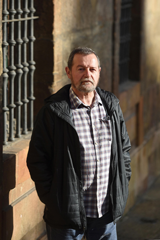 El escritor en Oviedo durante la entrevista. Foto / Iván Martínez.