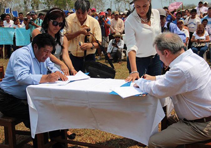 Firma del contrato entre el Gobierno boliviano y Contratas Iglesias en 2015 para la construcción del aeropuerto de San Ignacio de Velasco (Santa Cruz).
