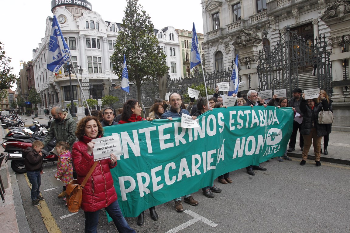 Manifestación de profesores interinos ante la Junta General del Principado el pasado mes de abril. Foto / Mario Rojas.