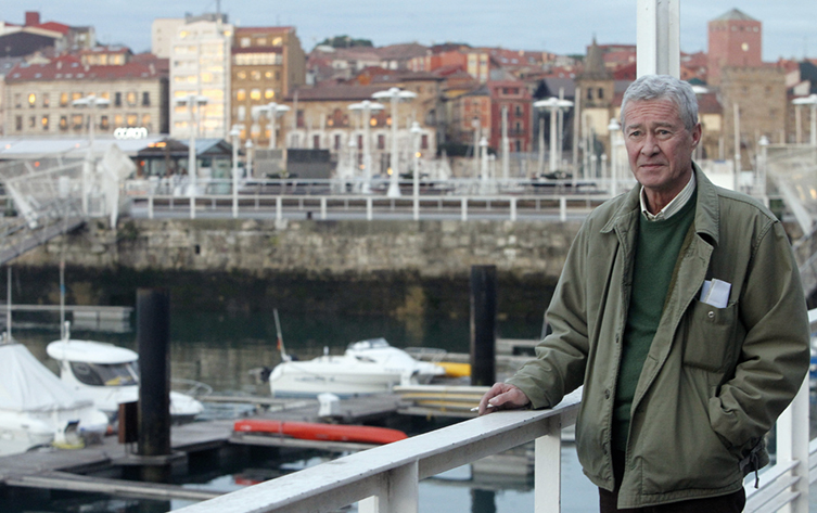 Jorge Verstrynge en Gijón, durante la entrevista. Foto / Pablo Lorenzana.