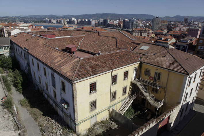 Edificio que ocupó Tabacalera en el barrio de Cimadevilla. Foto / POL.